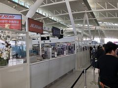 今回は、西鉄大牟田線の大橋駅からバスで福岡空港国際線へ向かいました。途中、混みはしたものの40分で到着し、無事にチェックインも終了。初めてのダナン・ホイアンの旅です。マカオ航空で福岡⇒マカオ⇒ダナンの旅程です。