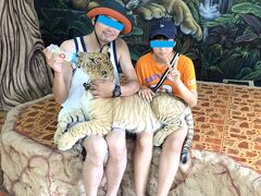 私達もそうでしたが、多分皆さんが入ってすぐ目にする所だと思います。
「写真はここだけ？」と聞いたら「YES！」というから撮影しましたが実際には沢山あります。
でも、タイガーズーのフレームに入った写真を無料で、（というか料金に入っているのでしょうが）貰えます。
料金　400THB