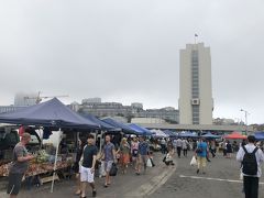 中央広場に出ると、休日で市が立っていました。
