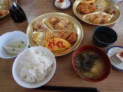 17:00から夕食です。(1回戦目）
ご飯、味噌汁、お茶はセルフでお代わりも自由です。
オムレツにやくしのケチャップ文字入りで芸が細かい(^^)