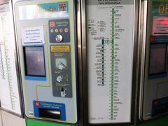 ナナ駅からBTS（スカイトレイン）に乗る。
券売機は小銭しか使えない。
BTSもMRT（地下鉄）も、券売機タッチパネルの反応が悪い（と思う）。
コツがあるのかな？
何度やってもうまくいかないので、窓口で購入した。
