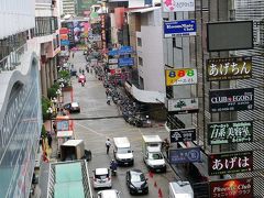 サラデーン駅からＢＴＳに乗り、いったんホテルに戻った。
暑いのでホテルで休憩し、気温が下がり始めたらまた街に繰り出す。

サラデーン駅前は、日本語があふれていた。