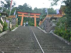 熊野那智大社への階段です。
こちらもなかなかの段数ですね～
夏はちとキツイですね。
(つ≧ω≦)
頑張って登ります。
