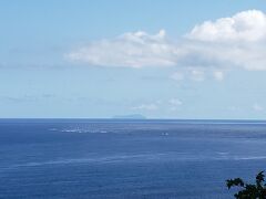 また15分程道なりに進むと今回八丈島旅行一番の目的地、みはらしの湯に着きます。

島南東部の高台にあるみはらしの湯は露天風呂が山の切り出された部分にあり、温泉につかりながらも八丈島の海と山両方を楽しむことができる贅沢な温泉です。

入場料は大人500円で、日によって海側の露天風呂が男女交代になるようです。
私が訪れて時は男性が海側の露天風呂側でした。
ラッキー!
ゆっくりと旅の疲れを癒すことができました。
(写真はありません。HPでご覧くださいm(_ _"m))

その駐車場からは午前中までいた青ヶ島をはっきりと望むことができました。
青ヶ島にいたのが遥か前のように感じます。

現時点で15:45とかなり時間が迫っていました。
裏見ヶ滝も行ってみたかったのですがなくなく次の機会とすることに、、