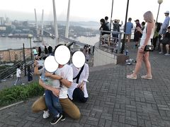 鷲の巣展望台へ。まだ夜景ではありませんでしたが、十分きれいでした。

日韓関係最悪と言われている中、韓国人と思われるカップルに（というか周囲はほぼ韓国人か中国人）写真を撮ってくれるよう依頼。「さん、にー、いち」と日本語でシャッターを押してくれました。もちろんこちらも彼らの写真をとりましたが、「ありがとうございます」と言ってくれました。こちらも「カムサハムニダ」と挨拶。政治的に難しい時ほど、こういう普通の関わりが重要だと実感しました。