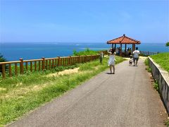 斎場御嶽からえっちら歩いてやって来たのは知念岬公園。
炎天下の元、歩いて20分ほどでした。