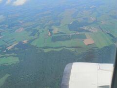 一時間半の空の旅。
曇りの予報が、晴れ。
緑の大地が広がり、テンションが上がります。