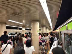 　予定より遅れた日程により、新宿駅到着後駆け足で移動、辛くも都営新宿線急行本八幡行きに間に合いました。
　そのうえ、江戸川花火大会へ向かうお客さんで満員でした。
　普段は急行が停車しない篠崎駅に臨時停車します。
