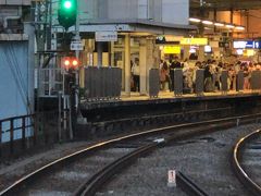 　先頭の座席が空いたので遠慮なく座ります。
　間もなく品川駅停車