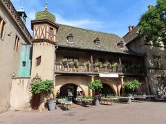 旧税関の建物。
モザイク模様の屋根が可愛い。