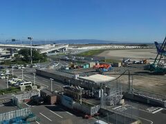 今回のスタートは、関空です。

これは、出国審査も全て終わり、搭乗口に向かうモノレールから。

台風が近づいているらしいですが、超・晴れ男のまさやん。天気図見ると、まさやんのルートを台風が避けて進んでいます。