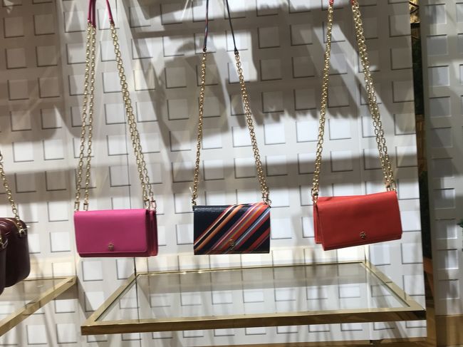 マイケルコース<br />日本でこんな形の財布を4万超えで買いましたが・・・