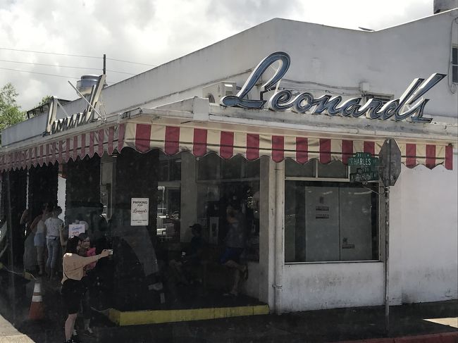 シャトルバスの中から見えた行列の出来ているお店。<br />何のお店でしょう？どなたか教えて下さい。