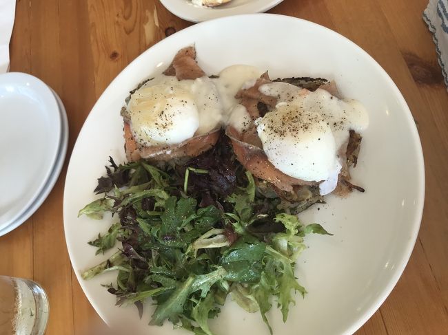 エッグベネディクトです。<br />ハムじゃなくサーモンのようです。<br />美味しい！<br />カードが使えず現金清算しましたが２品シェアして一人当たり2000円超えの朝食<br />パンケーキもエッグベネディクトも18ドル程でした。