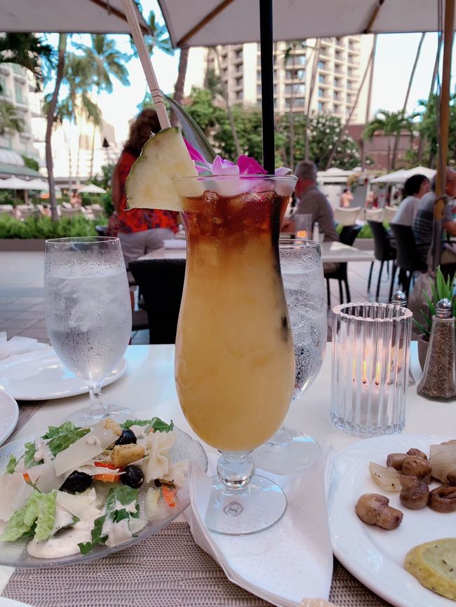 お酒好きな友達が頼んだカクテル。オシャレで巨大！<br />このレストランは日本人が多かったです。<br />花火を少しでも見たかったのですが、この日は小雨で花火は中止だったようでガッカリ。