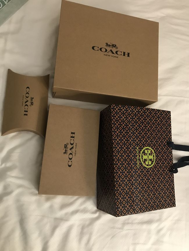 コーチのバッグ、ミニ財布、巨大な財布、なんと3つとも値段が同じくらい。<br />ミニ財布は日本未発売でした。ミニ財布が高く感じる・・・<br />トリーバーチはコーチやジェイコブスと比べると割高でしたが皮の柔らかさに惹かれて購入。