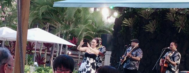 入店から退店までハワイアンなライブとショーがありした。<br />踊ってる方は時折客席で友達と楽しそうに談笑していてさすがハワイ。