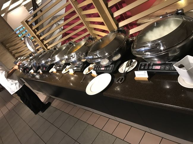 種類はそんなにないですが、メニューは好みで良かったです。旅行をしたら必ずブッフェに行くのですが、ハワイのディナーブッフェの高いこと！<br />シェラトンプリンスカイウラニのピカケテラスのディナーブッフェはリーズナブル！