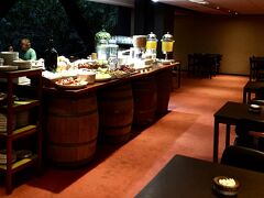 【Hotel Raices Aconcagua】

翌朝のホテルの朝食です。