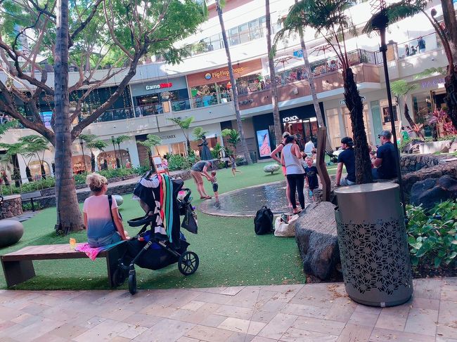 子ども達が水遊びしていてステキな広場。