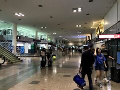 バンコク・ドンムアン空港に到着。

サイレントゾーンの人は、優先的に降りることができました。

ですが、ドンムアン空港の入国はいつものように時間がかかります。
今回は40分程度と、とても早く抜けることができました。