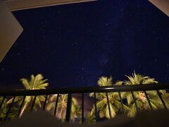 まだ鳥さんたちも寝ている頃、年齢のせいなのでしょう、目が覚めてしまいました。
これはラナイから見上げた夜空です。
