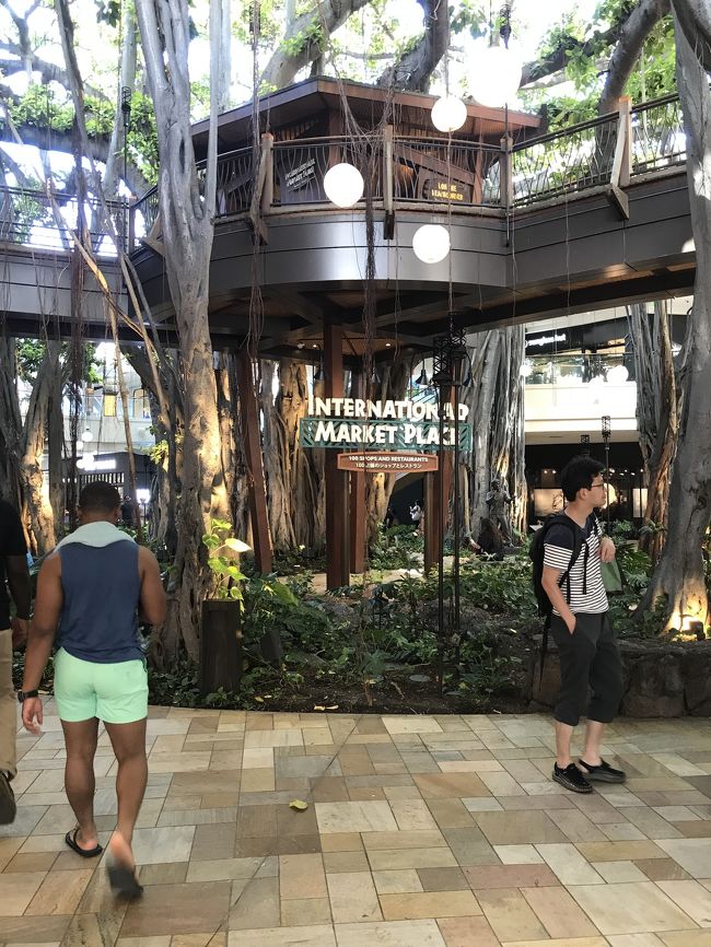 ホテルに戻り、インターナショナルマーケットプレイスをウロウロ。