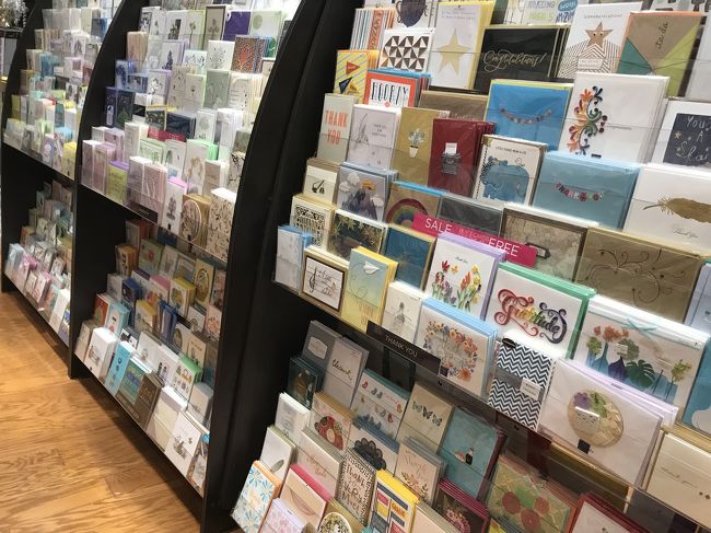 メッセージカード専門店！すごく可愛いです。<br />ウォールマートや色んなお店にメッセージカードが沢山売られているので、アメリカではメッセージカードがポピュラーなアイテムなんだな～と実感。