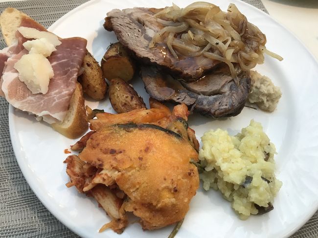 リピートメニューはローストビーフとチーズリゾットとラザニアと、バゲットに、生ハムとパルメザンチーズ？を乗せたもの。色々なチーズが食べれるのが嬉しい。