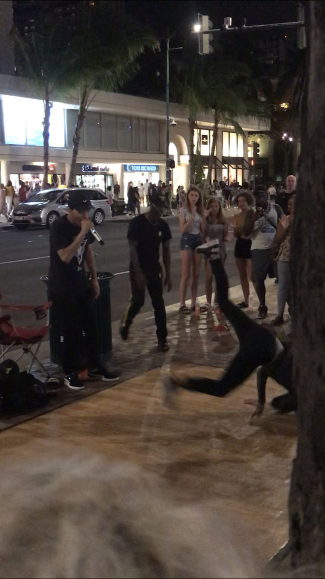 ロイヤルハワイアンの前の道路でパフォーマーが歌って踊っていました。リズムのいい音楽で魅入ってしまいました。ブレイクダンスにバク転と凄かったです。<br />この後ホテルに帰り、3日目は終了です。