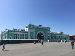 シベリア鉄道の要の一つノヴォシビルスク駅の駅舎はミントグリーンの壁が印象的。駅前は広くて開放的が空間が広がっている