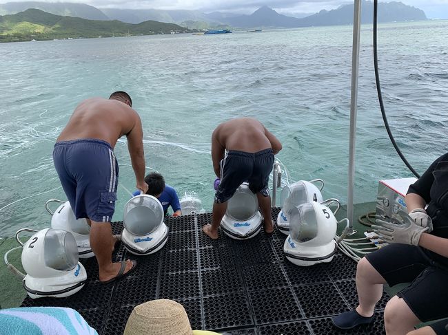 このようなヘルメットを装着して潜っていきます。<br />ヘルメット内は空気がちゃんとあります。