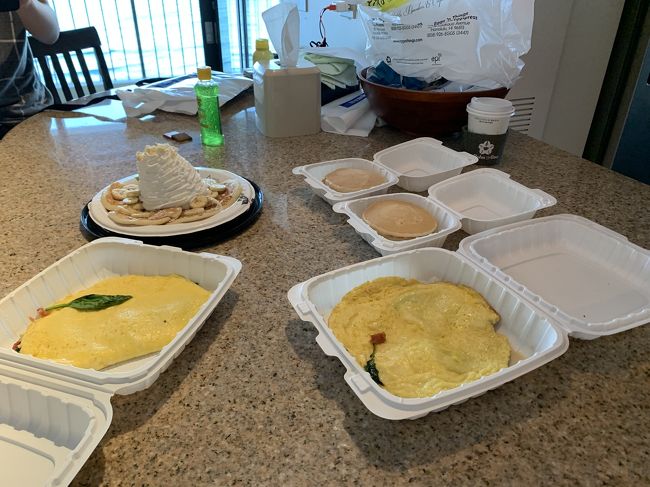 オムレツとパンケーキ3枚のセットを2セットとパンケーキ5枚のものです。<br />5人でちょうど良かったですよ。<br />今日は、サンドバーで海遊びです。