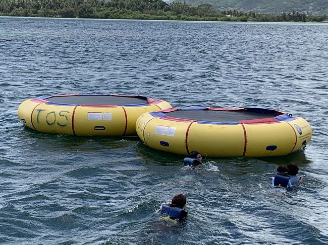 シュノーケル、バナナボート、このようなトランポリンでも遊べます。