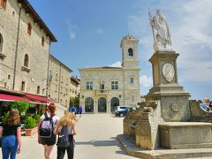 リベルタ広場
Piazza Liberta
手前はサンマリノの自由の女神（後ろ姿）