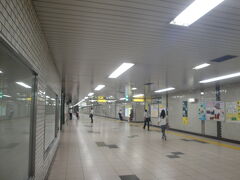 連絡通路で　馬喰横山駅に向かいます。
