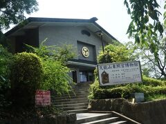 「遺骸を久能山に埋葬せよ」という徳川家康の遺言を受けて秀忠の命によって創建されたのが久能山東照宮である。楼門の手前に１９６５（昭和４０）年に開館した久能山東照宮博物館があり、スペイン国王から贈られた現存する日本最古の洋時計が展示されおり必見。