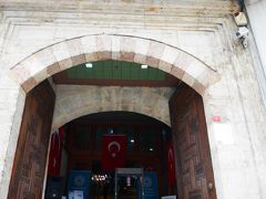 無料のアートギャラリーを発見。
この素敵な建物は何でしょう？

Yeni Cami Hünkar Kasrı
The New Mosque Sultan's Pavilion
だそうです。隣にイェニ・ジャーミィという大きなモスクがあるのですが、どうやら、その別館（宮殿？）としてスルタンが使っていた場所ということでしょうか。

17世紀の建物で、イスタンブール商工会議所が修復を手掛けたようです。

https://goo.gl/maps/EtPEe4BbY6ftha6C6