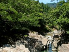 長い年月をかけ、自然の激しい渓流が造りあげた大小無数の甌穴が約2kmに渡って峡底に広がっています。