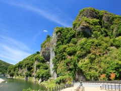 トンネルをぬけると耶馬渓を代表する名勝「競秀峰」が一望