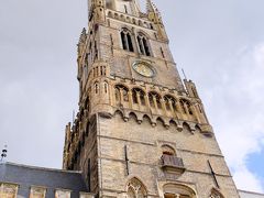 マルクト広場にそびえ立つ鐘楼は高さ83mを誇るブルージュのランドマーク。13～15世紀に建造されたもので、ベルギーで最も美しい鐘楼と言われます。アントワープのノートルダム大聖堂の塔ができるまではフランドルでは一番高かったそうです。
15分ごとに違う曲のカリオンが美しい調べを奏でていました。