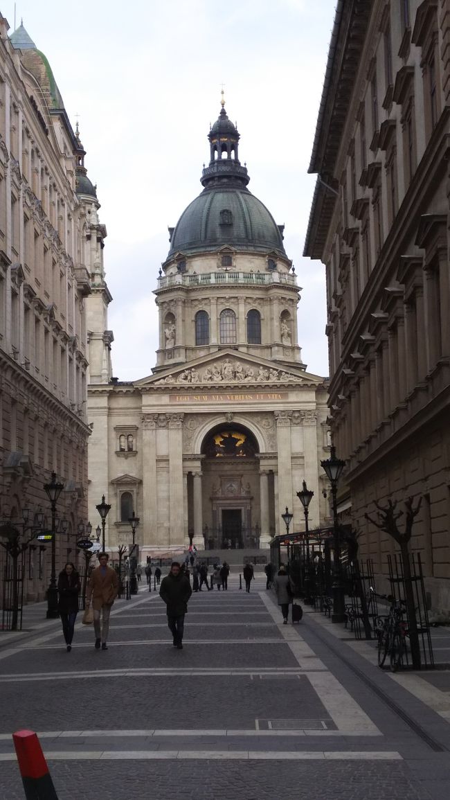 一旦お肉をホテルの冷蔵庫にしまい、まだ夕食まで時間があるのでホテルの付近を散策しにいきました。聖イシュトヴァーン大聖堂が目の前にある通りです。<br />