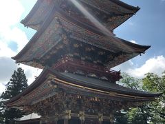 新勝寺の三重塔。
鮮やかで煌びやかな装飾に目を奪われる。