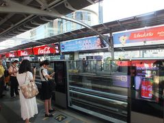 アソーク駅でBTSに乗り込みます。
サイアムで乗り換えてそこからナショナルスタジアムで下車。
そこからタクシーでお寺に向います。
