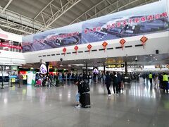 空港だからピリピリしているかと思って、
撮影は少なめ。
中国の空港にしては、ひと昔前の大きさかな。