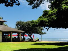 カピオラニ公園前のビーチにある

海の家みたいな存在のカフェ