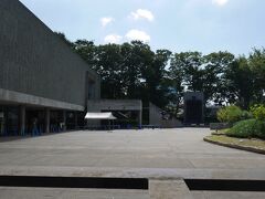 東京文化会館の向かいには前川國男の師匠ル・コルビュジエ設計の国立西洋美術館。