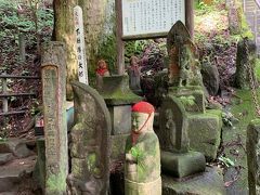 箱島湧水と榛名湖はつながっている、という伝説

その昔、原町の善導寺に第二世「円光上人」という人物がいた。そこへ怨敵に追われた木部宮内少輔の「北の方」（円光上人の母）が突然訪れ、よもやま話をしていた。
 　円光上人は母が追われている身とは知らず、何気なく別れを告げたが、それが最後の別れとなり、「北の方」は『息子に会えてもう思い残すことはない』と榛名湖へ向かい、待女とともに入水して果ててしまった。
 　その後、榛名湖には大蛇が棲むという話が取り沙汰され、大蛇は「北の方」の化身だと思われるようになった。
 　そこで、供養のために、「北の方」の位牌を榛名湖へ沈めたところ、その位牌がここ箱島の湧水から出てきたという。
 　この位牌は、今もなお箱島不動尊に納められている。
