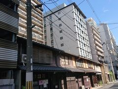 京都は本当にホテル建設ラッシュ。
宿泊先の選択肢が増えるのは旅行者にはありがたいが、住人にとってはどうなんだろう。
周囲の平屋とのギャップが凄いな。