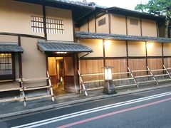 こちらは向かいの炭屋旅館

柊家か炭屋あたりで一杯やれば大人の京都旅行っぽくて格好もつくが、本日目指すのは四条の立ち飲み。